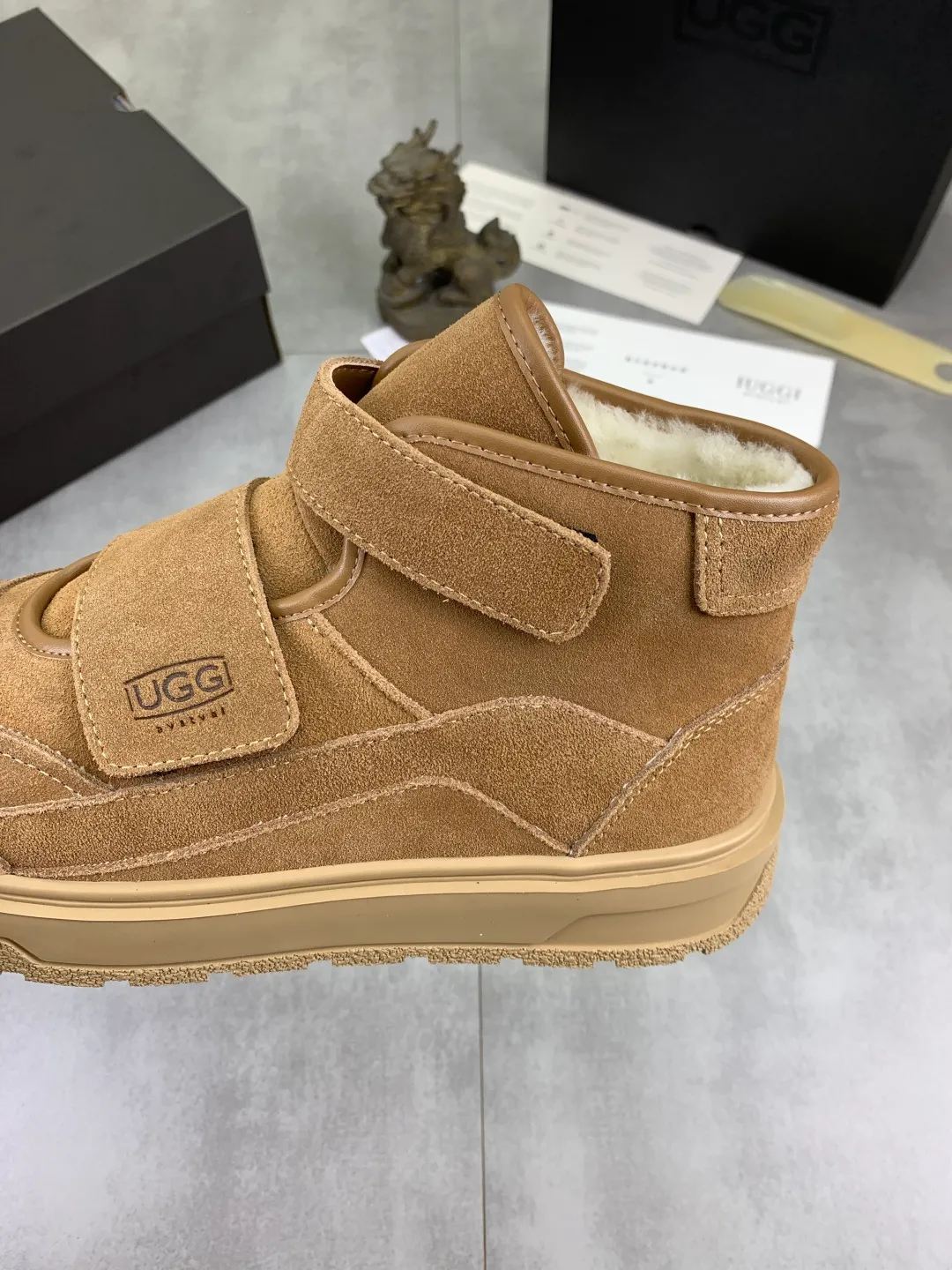 Men's shoes 💰P580 New arrival 🆕🆕🆕 26 New IUGGI Velcro men's shoes Fashionable and casual Velcro men's shoes. First layer suede cowhide + lining wool Rubber outsole Lightweight and non-slip Size: 39-44 Color: three colors